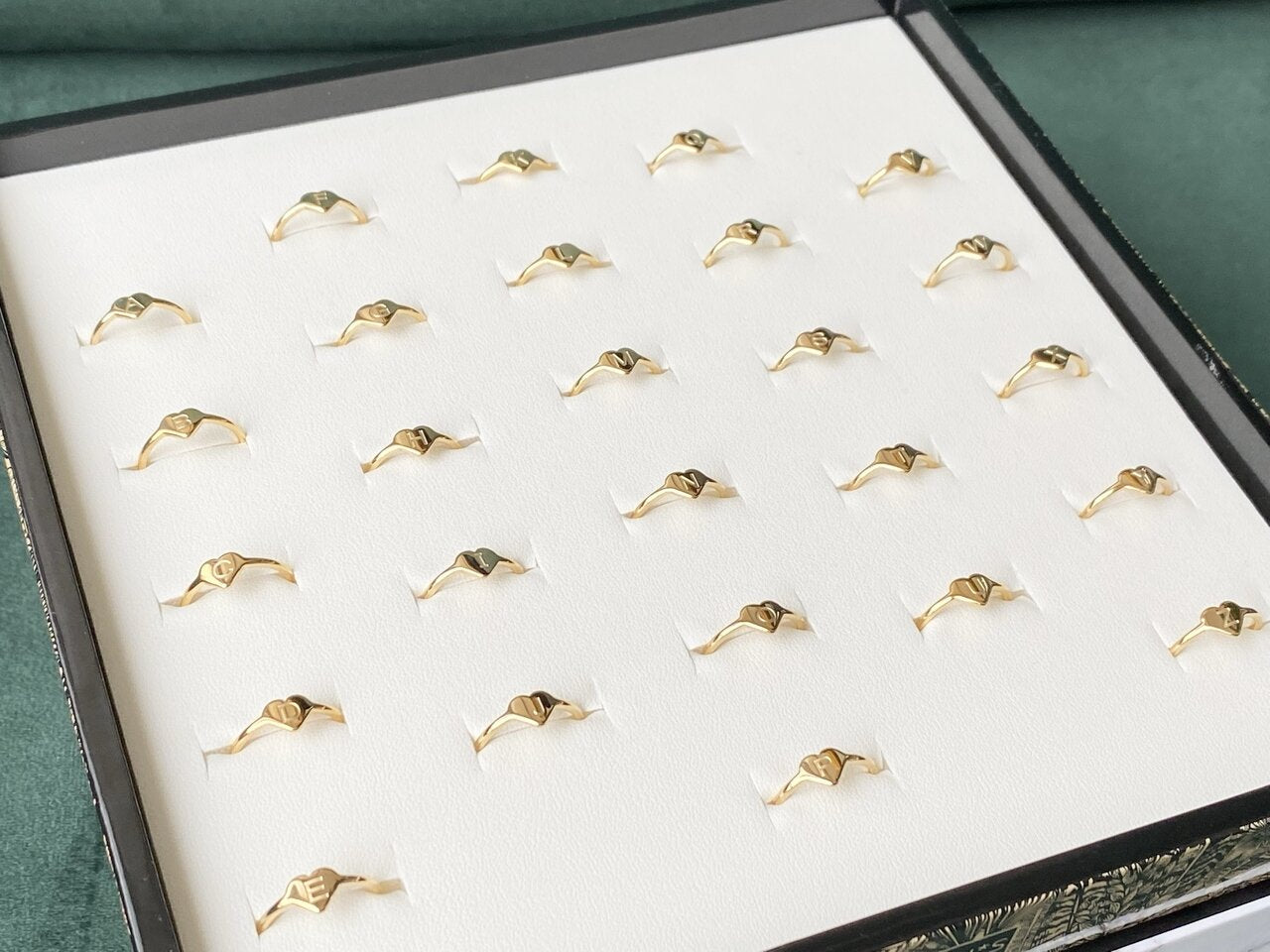Charmins goldener Herzbuchstabe I